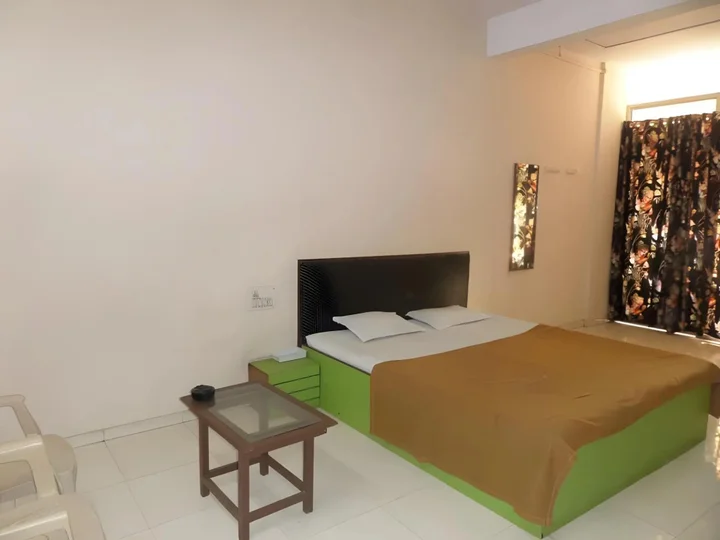Солапур: Vrindavan Lodge