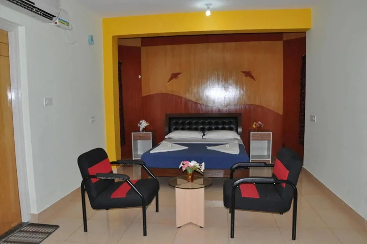 Palahalli: KSTDC Hotel Mayura Gaganachukki