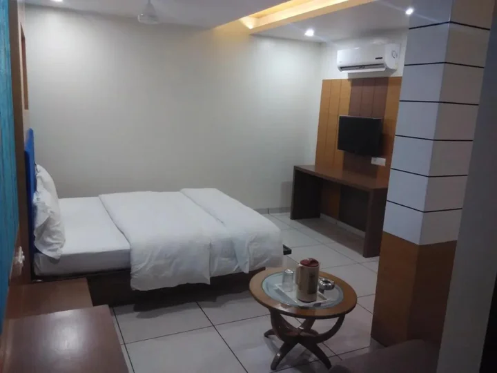 Вапи: Hotel Apex Inn