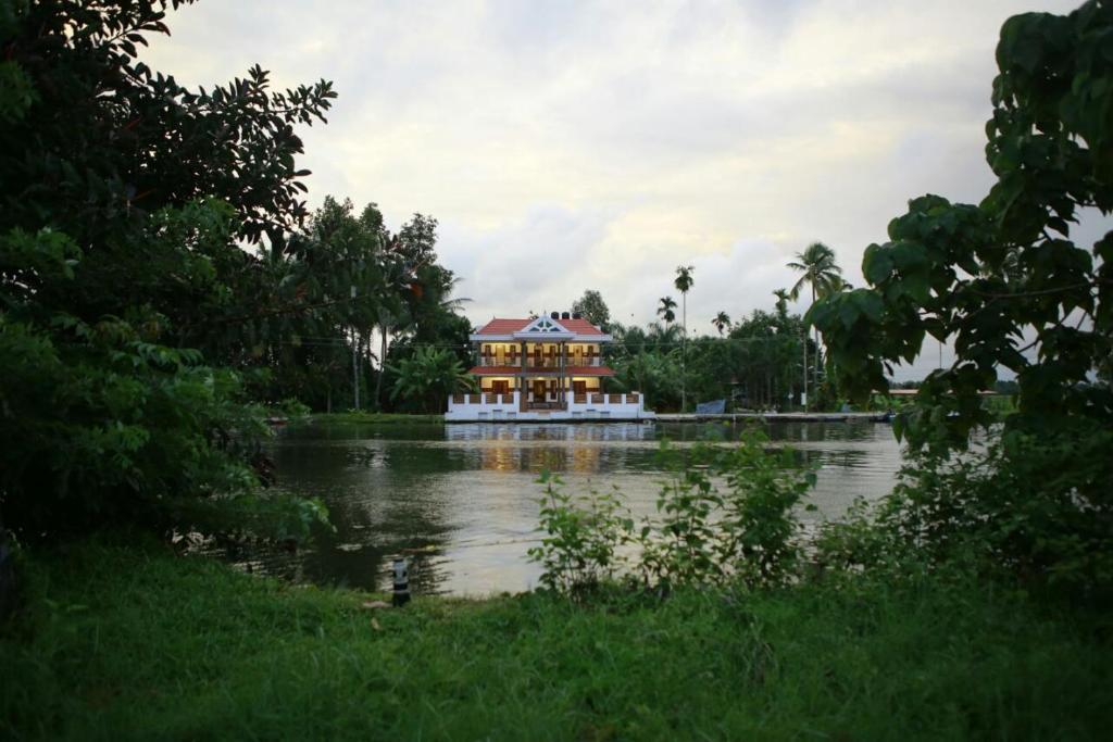 Кумараком: Mango Kerala Homes