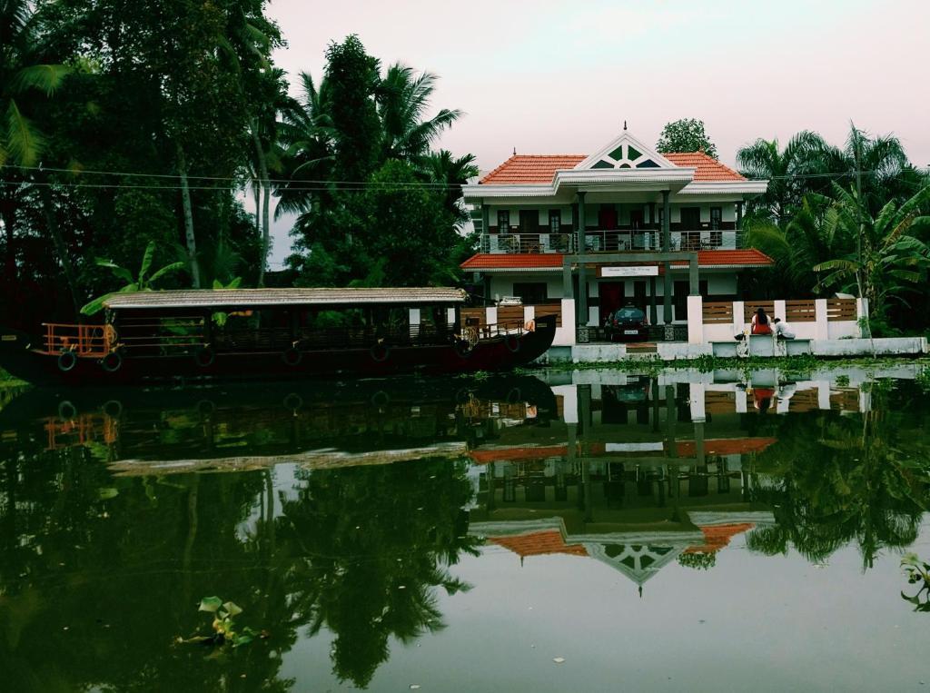 Кумараком: Mango Kerala Homes