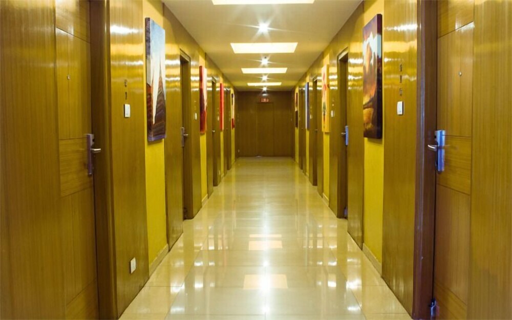 Гуммидипунди: Le Raj Courtyard