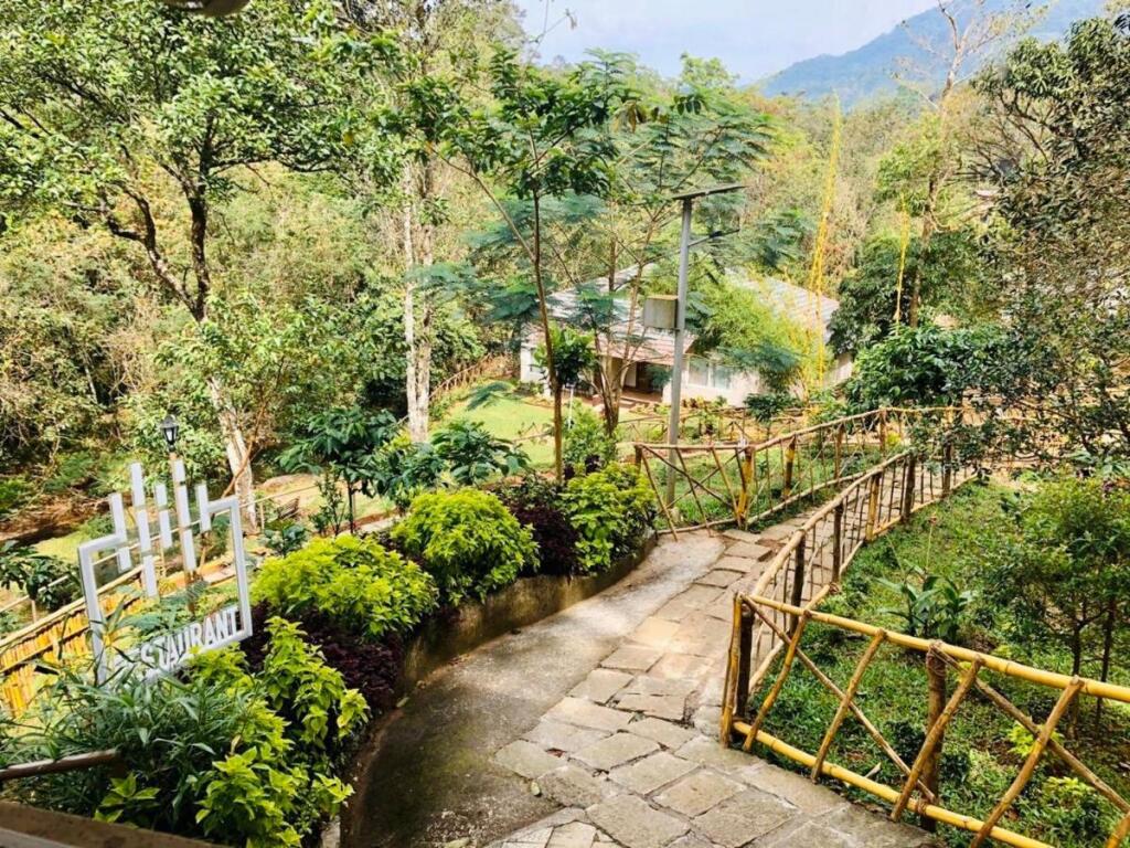 Велламундра: Abad Brookside Wayanad