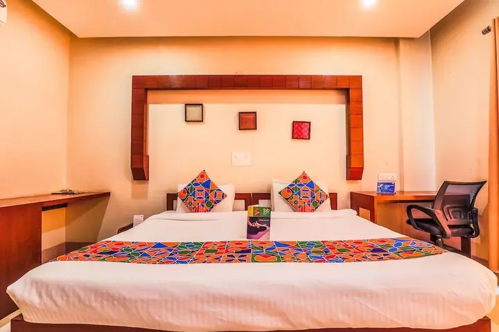 Нойда: FabHotel Zineb