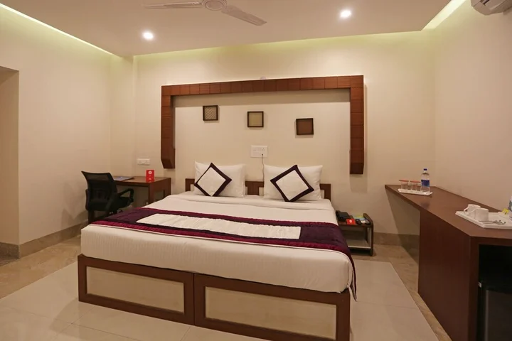 Нойда: FabHotel Zineb