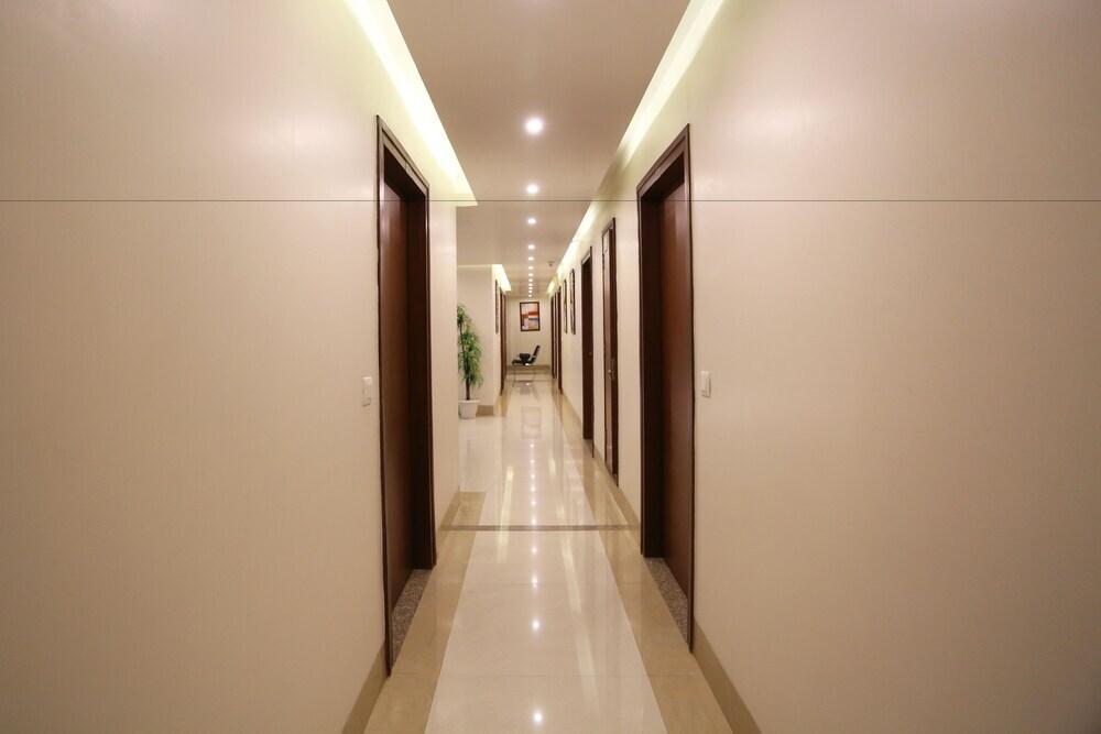 Нойда: FabHotel Zineb