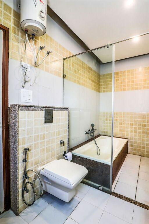 Нойда: FabHotel Zineb