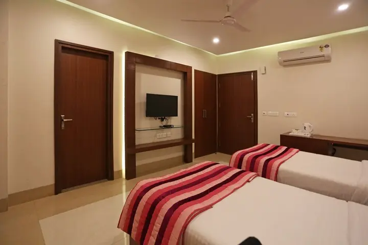 Нойда: FabHotel Zineb