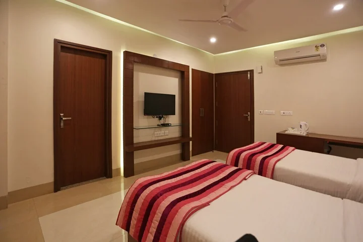 Нойда: FabHotel Zineb