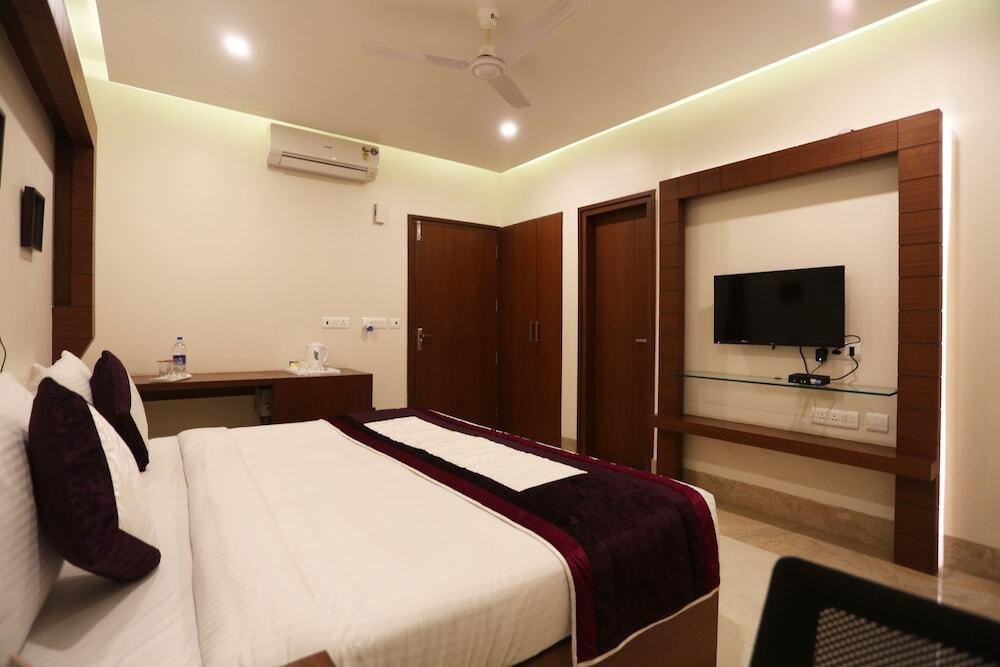 Нойда: FabHotel Zineb