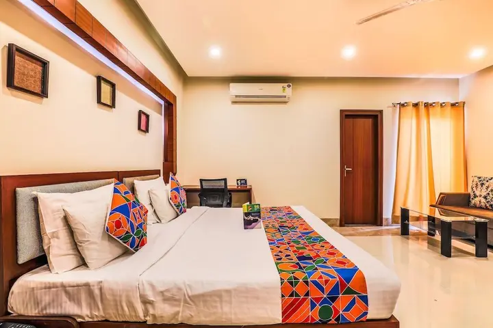 Нойда: FabHotel Zineb