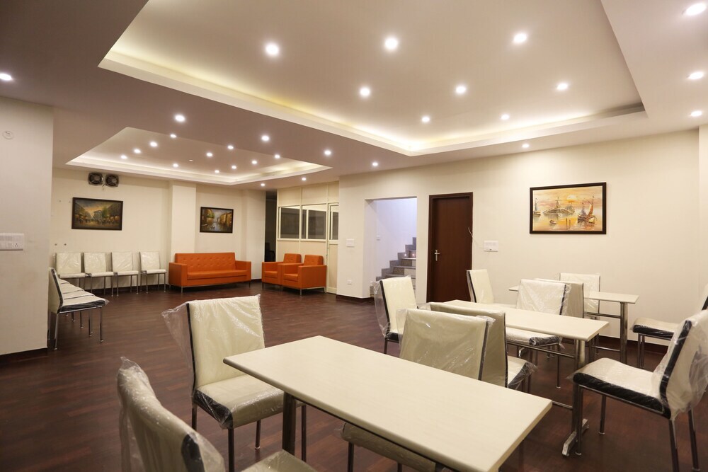 Нойда: FabHotel Zineb