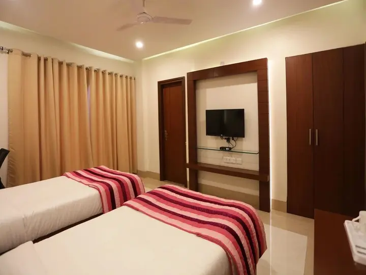 Нойда: FabHotel Zineb