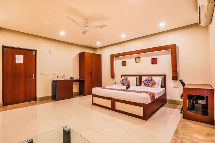 Нойда: FabHotel Zineb