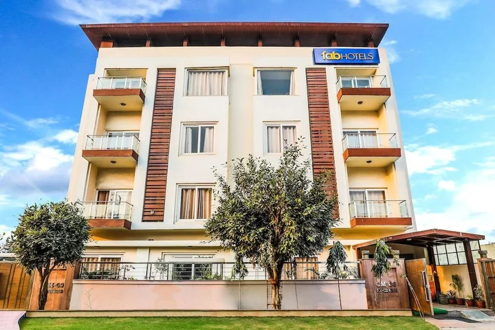 Нойда: FabHotel Zineb