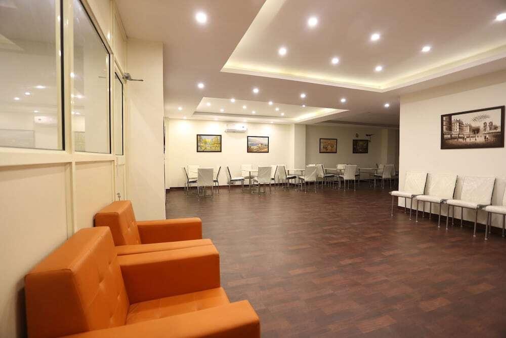 Нойда: FabHotel Zineb