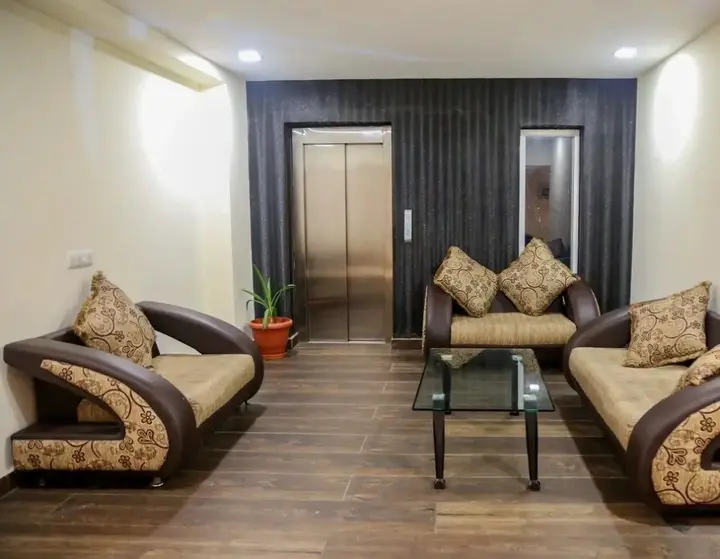 Мога: Kingdom Hotel