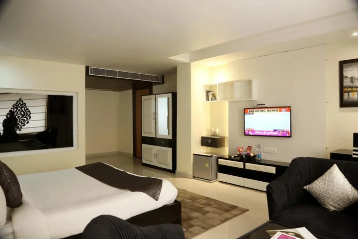 Мога: Kingdom Hotel