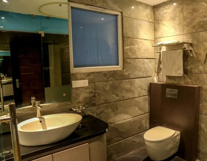 Мога: Kingdom Hotel