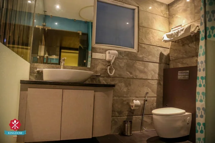 Мога: Kingdom Hotel