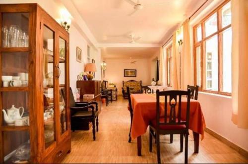 Солан: 20 Deodar House