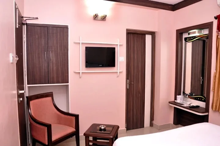 Маниячи: Hotel TVK Regency