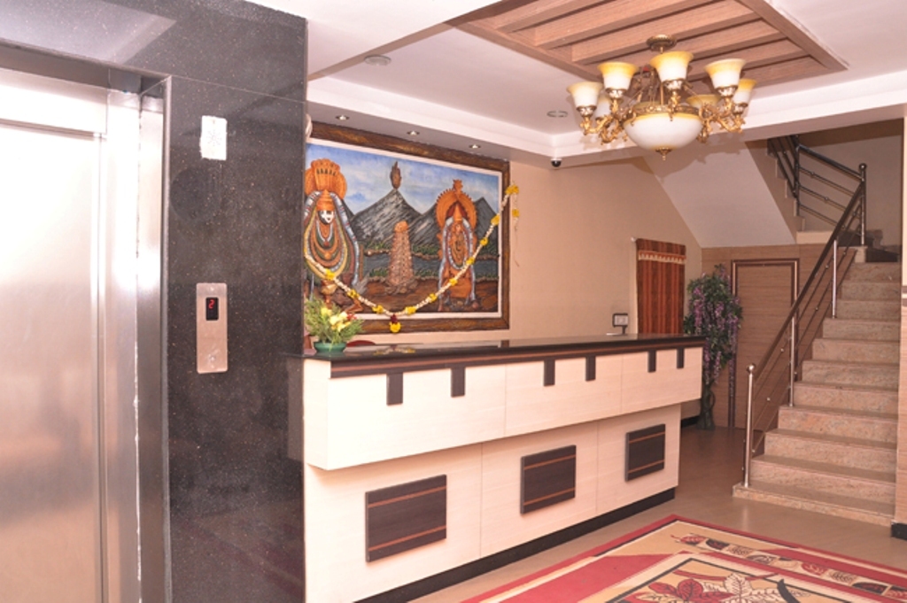 Маниячи: Hotel TVK Regency