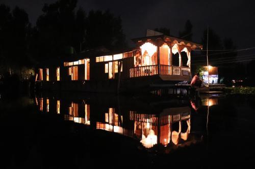 Шринагар: Houseboat Picorot Cliper