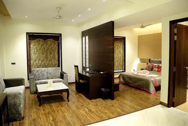 Вриндаван: The Royal Bharti Hotel