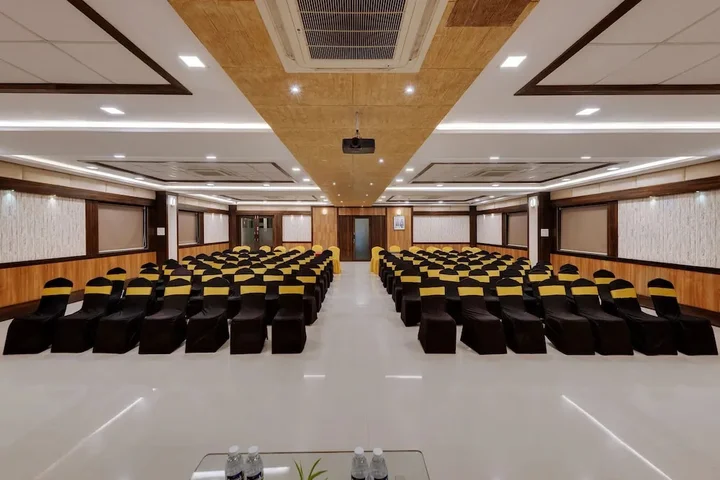 Раджгурунагар: Click Hotel Sagar Plaza Chakan, Pune