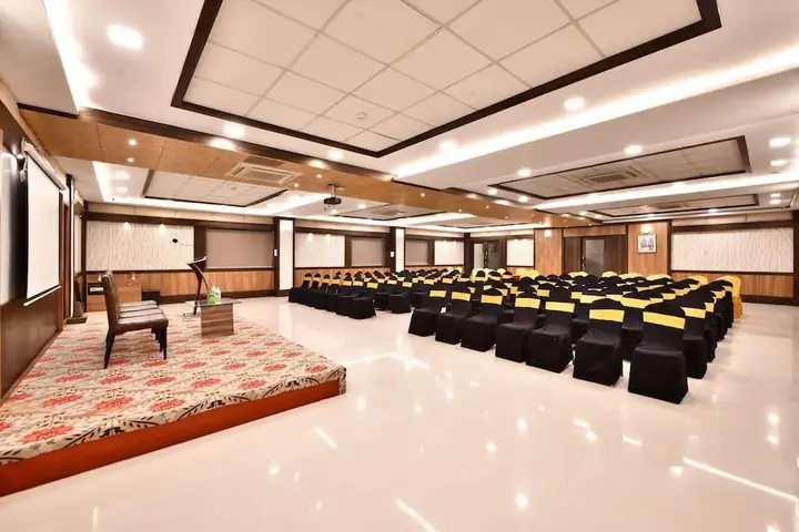 Раджгурунагар: Click Hotel Sagar Plaza Chakan, Pune