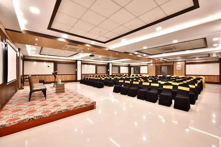 Раджгурунагар: Click Hotel Sagar Plaza Chakan, Pune