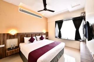 Раджгурунагар: Click Hotel Sagar Plaza Chakan, Pune