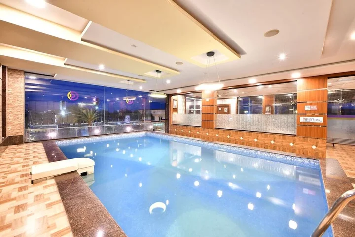Раджгурунагар: Click Hotel Sagar Plaza Chakan, Pune