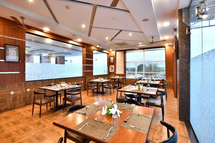 Раджгурунагар: Click Hotel Sagar Plaza Chakan, Pune