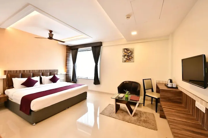 Раджгурунагар: Click Hotel Sagar Plaza Chakan, Pune