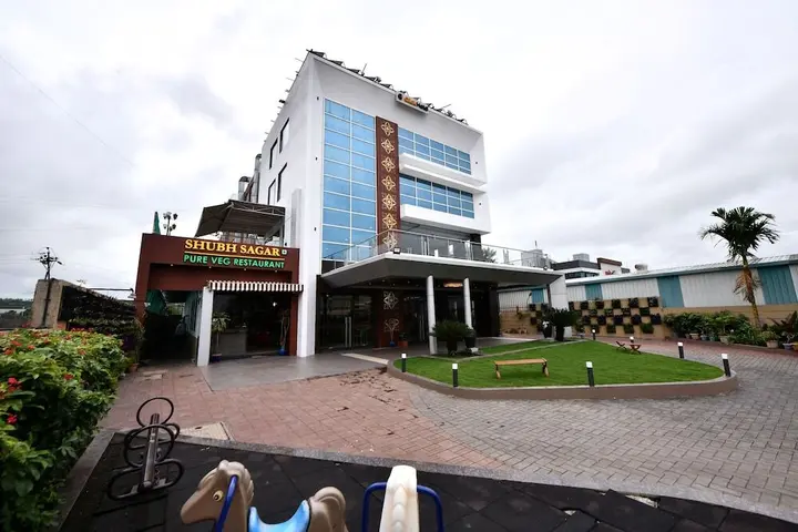 Раджгурунагар: Click Hotel Sagar Plaza Chakan, Pune