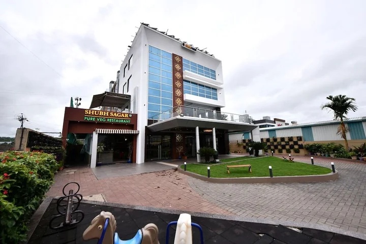 Раджгурунагар: Click Hotel Sagar Plaza Chakan, Pune