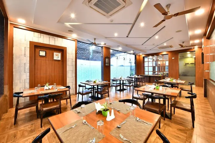 Раджгурунагар: Click Hotel Sagar Plaza Chakan, Pune