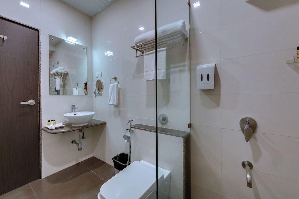 Раджгурунагар: Click Hotel Sagar Plaza Chakan, Pune