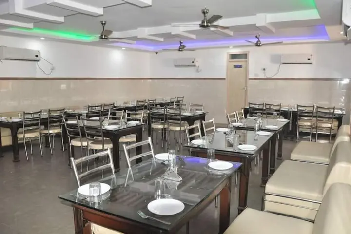 Орай: Hotel Shree Hari