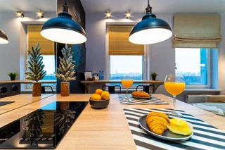 Москва: Апартаменты с видом на Останкино Wood&black