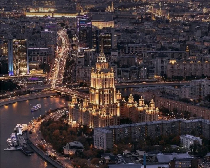 Москва: Апартаменты с парковкой. Пешком по Новому Арбату до Кремля
