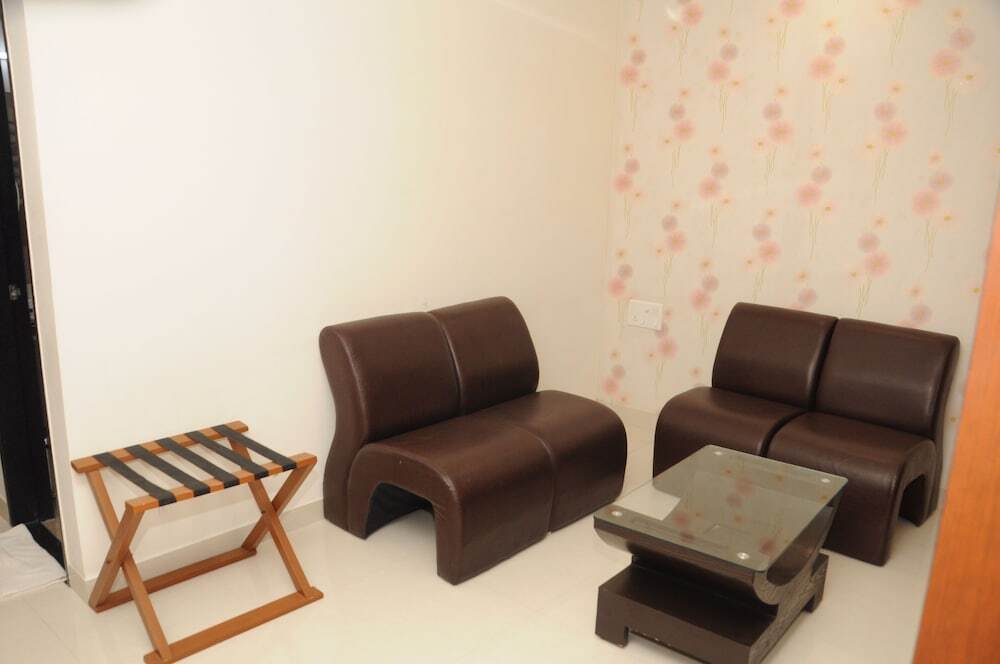 Дварка: Madhuvan Suites by Blues