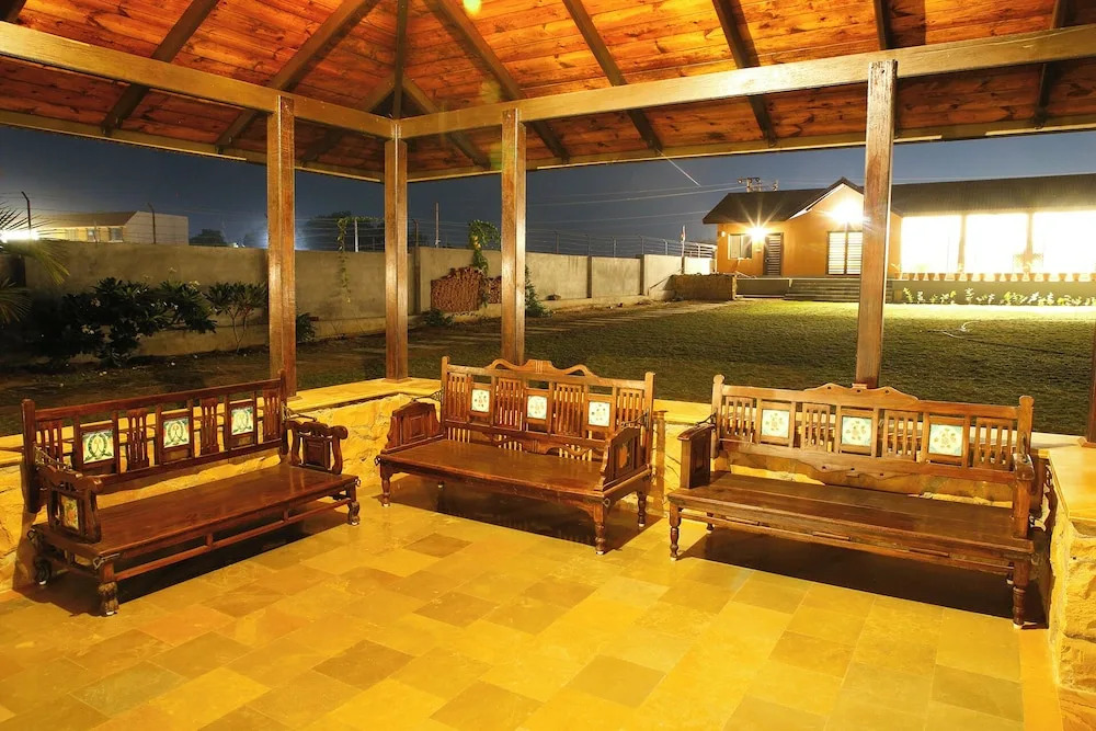 Бхудж: The Kutchh Courtyard Resort