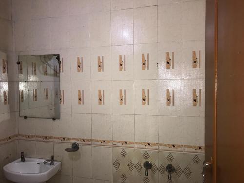 Нойда: OYO 87010 Sangam Guest House