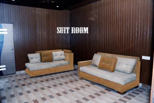 Нерал: Joy Hotel And Banquet Hall