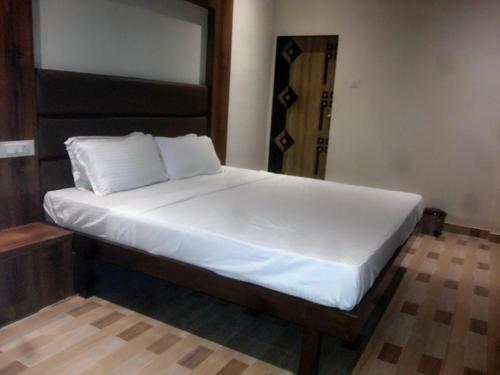 Нерал: Joy Hotel And Banquet Hall
