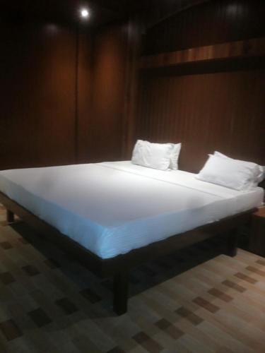 Нерал: Joy Hotel And Banquet Hall