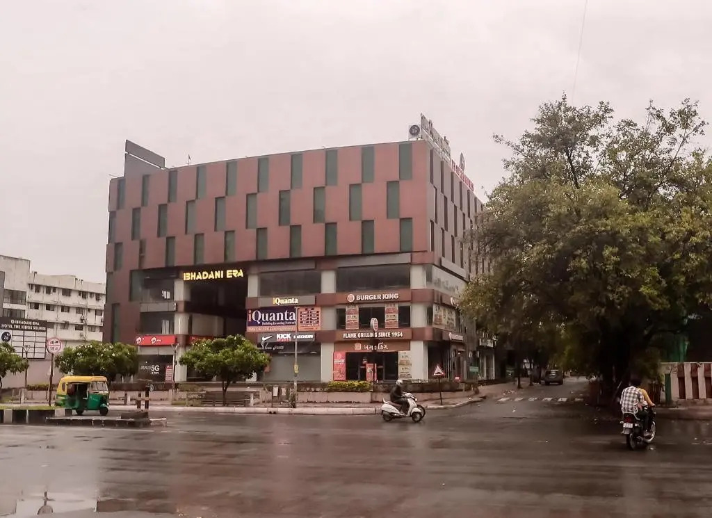 Сурат: The King's Square